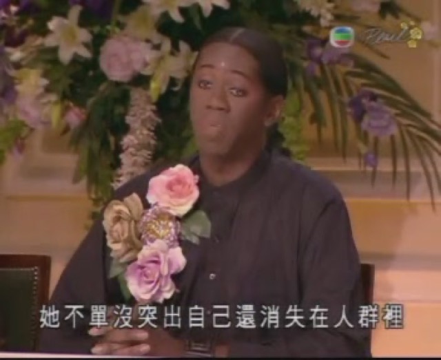 她不單沒突出自己還消失在人群裡