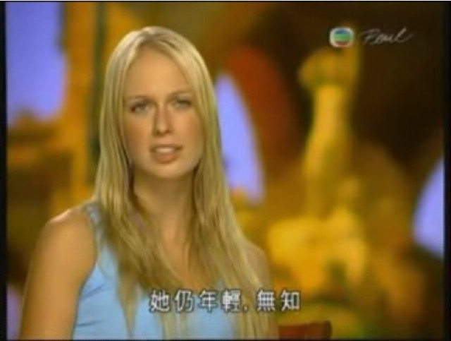 她仍年輕，無知