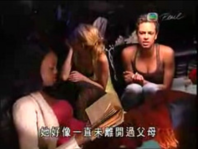 她好像一直未離開過父母