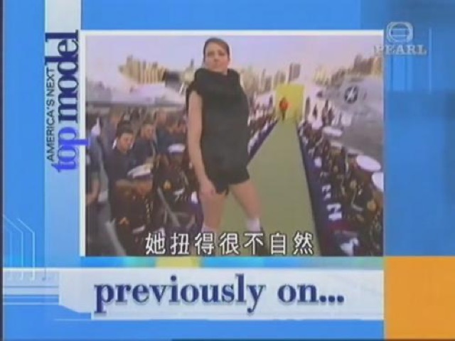 她扭得很不自然