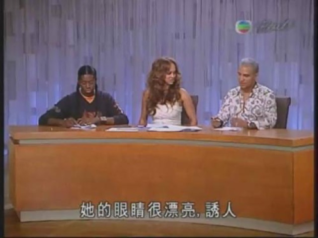 她的眼睛很漂亮，誘人