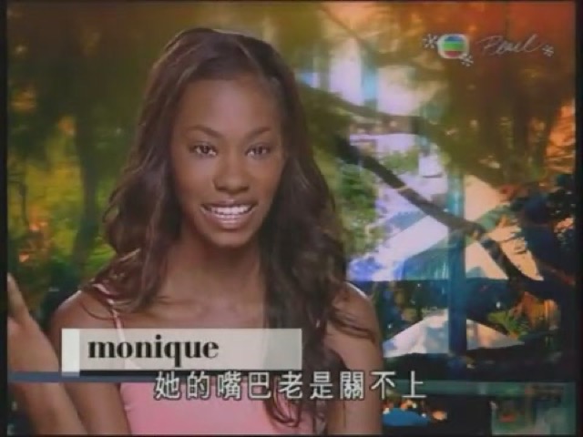 她的嘴巴老是關不上