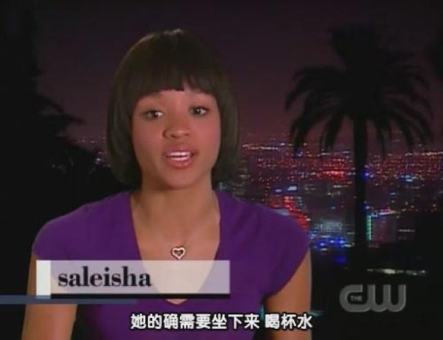 她的確需要坐下來　喝杯水