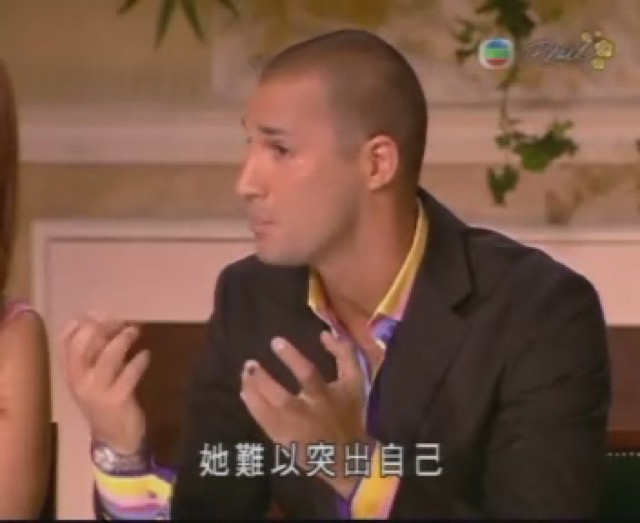 她難以突出自己