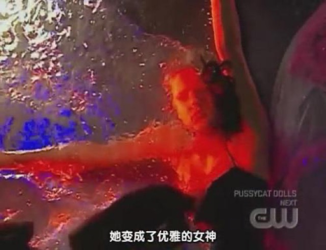 她變成了優雅的女神