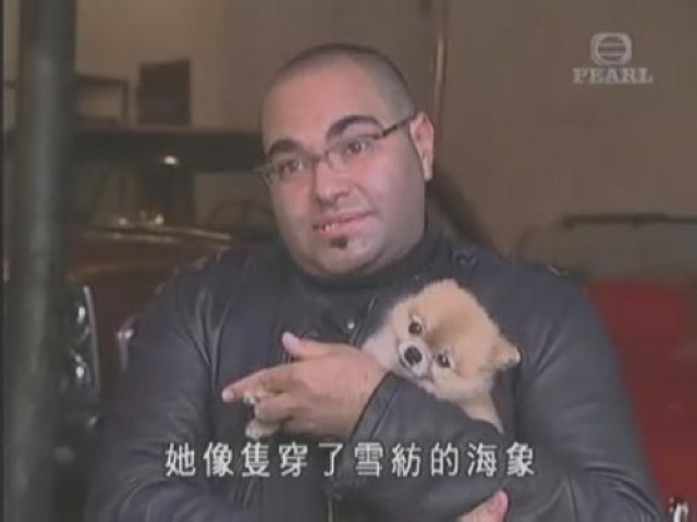 她像隻穿了雪紡的海象