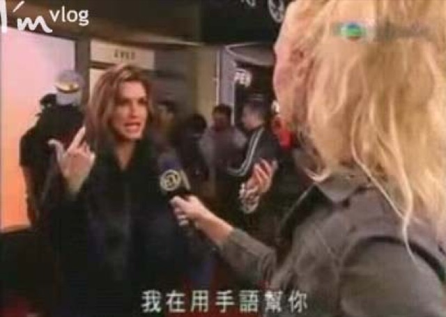 我在用手語幫你