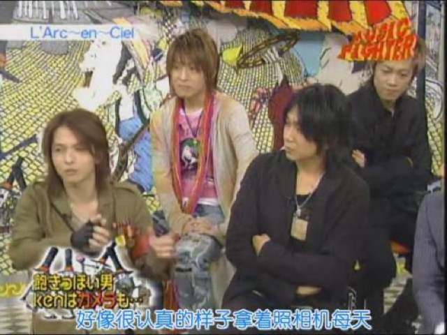 好像很認真的樣子拿著照相機每天