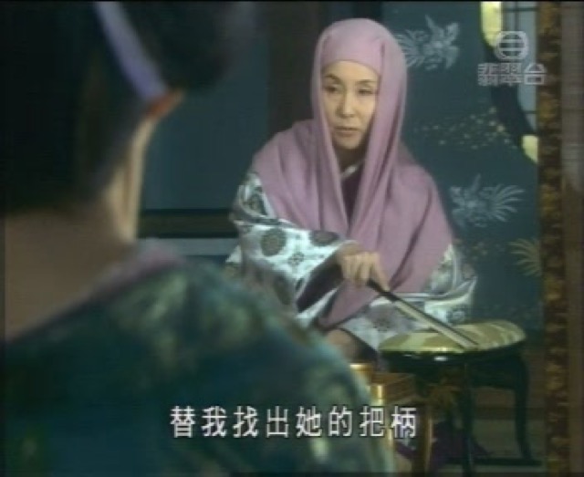 替我找出她的把柄