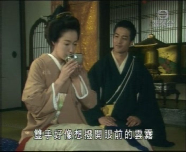 雙手好像想撥開眼前的雲霧