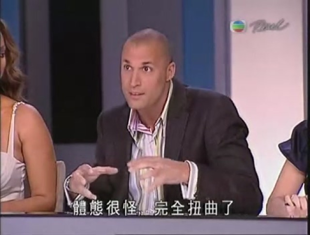 體態很怪，完全扭曲了