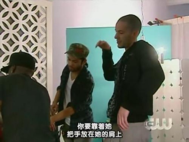 你要靠著她　把手放在她的肩上