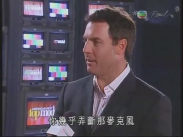 你幾乎弄斷那麥克風