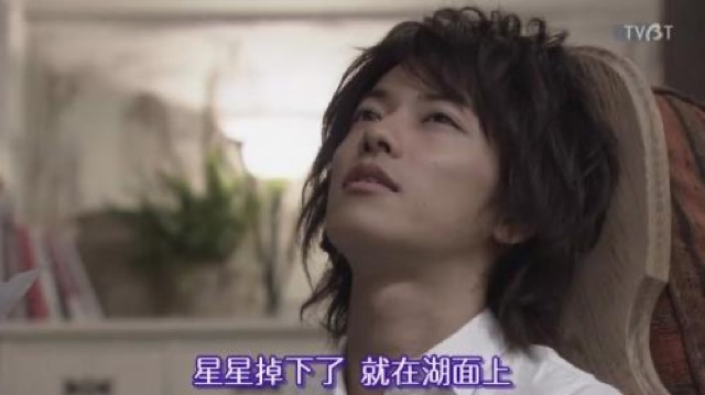 星星掉下了　就在湖面上