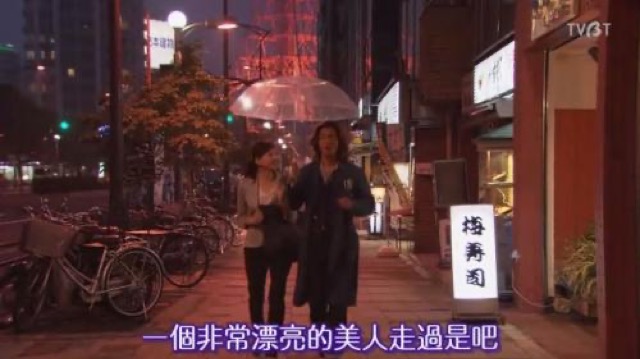 一個非常漂亮的美人走過是吧