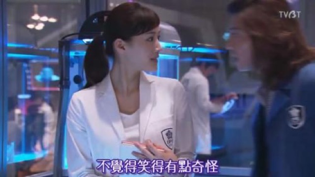 不覺得笑得有點奇怪