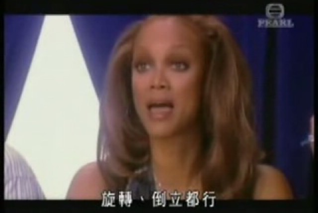 旋轉、倒立都行