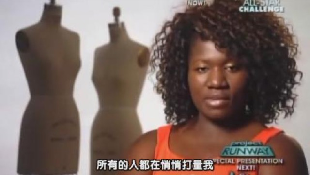 所有的人都在悄悄打量我