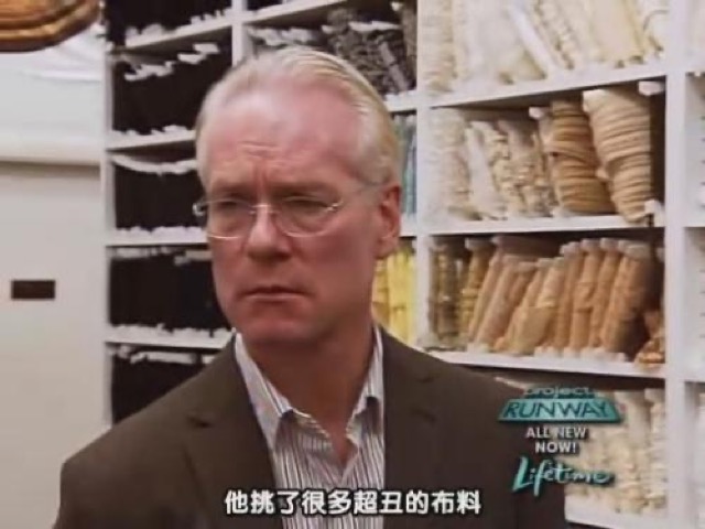 他挑了很多超醜的布料