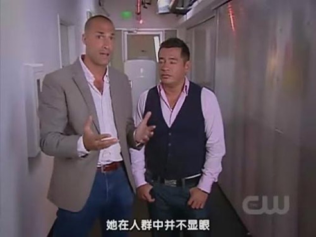 她在人群中並不顯眼