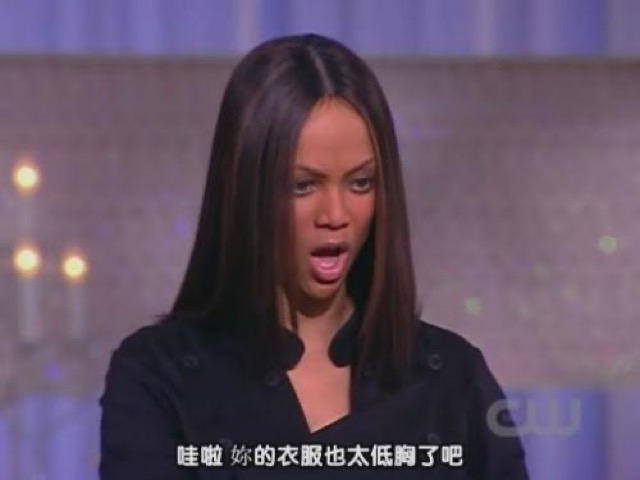 哇啦　妳的衣服也太低胸了吧
