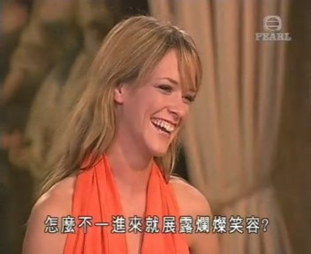 怎麼不一進來就展露燦爛笑容？