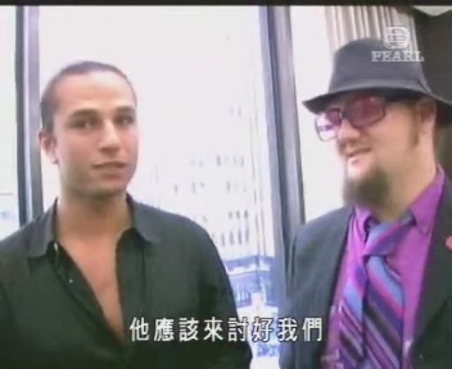 他應該來討好我們