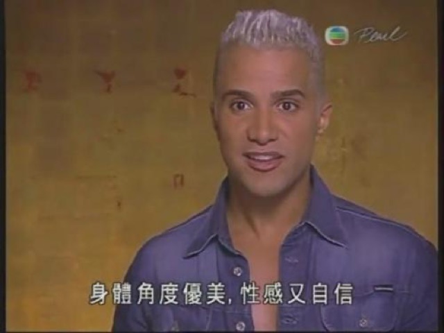 身體角度優美，性感又自信