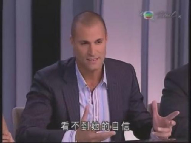 看不到她的自信