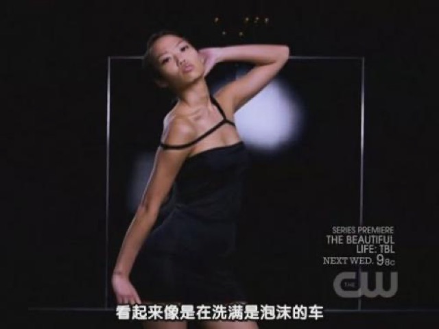 看起來像是在洗滿是泡沫的車