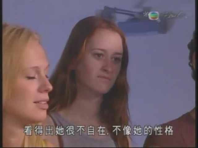 看得出她很不自在，不像她的性格