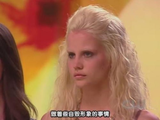 做著些自毀形象的事情