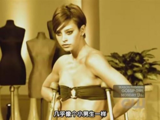 幾乎像個小男生一樣