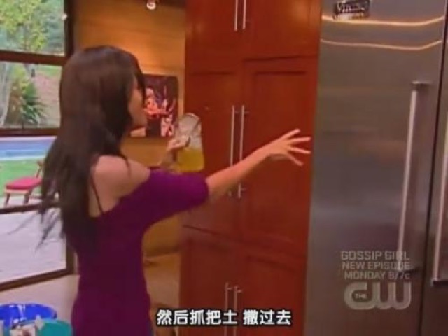 然後抓把土　撒過去