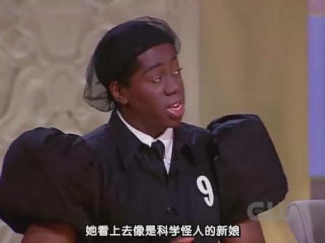 她看上去像是科學怪人的新娘