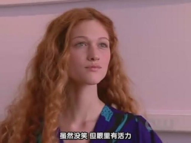 雖然沒笑　但眼裡有活力