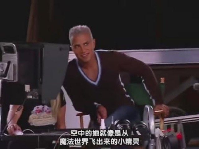 空中的她就像是從魔法世界飛出來的小精靈