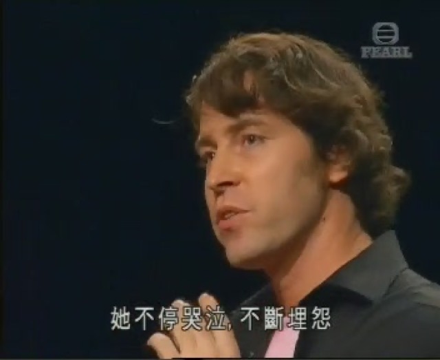 她不停哭泣，不斷埋怨