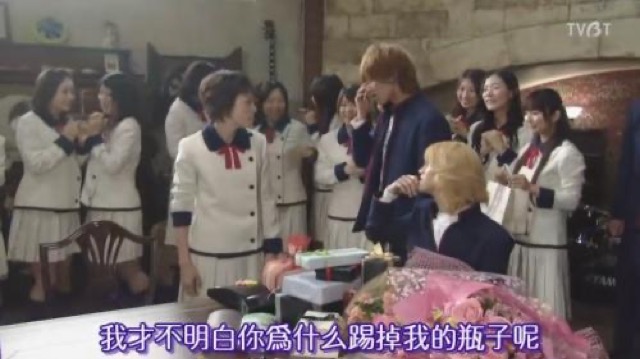 我才不明白你為什麼踢掉我的瓶子呢