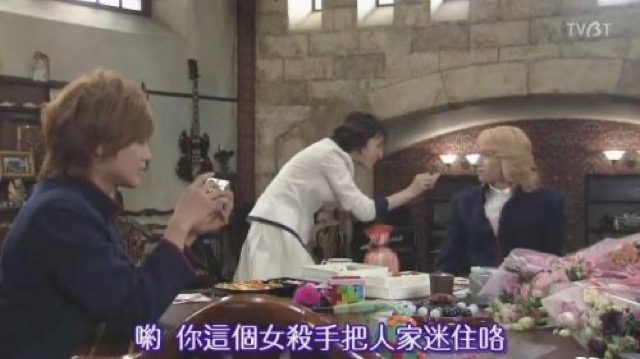 喲　你這個女殺手把人家迷住咯