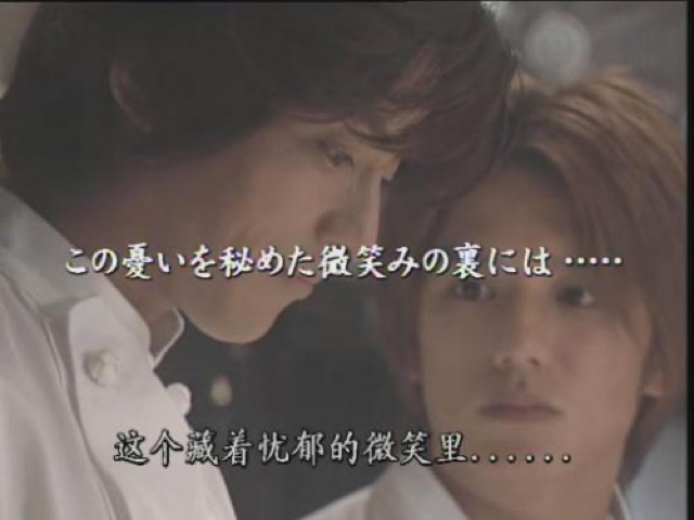 這個藏著憂鬱的微笑裡……