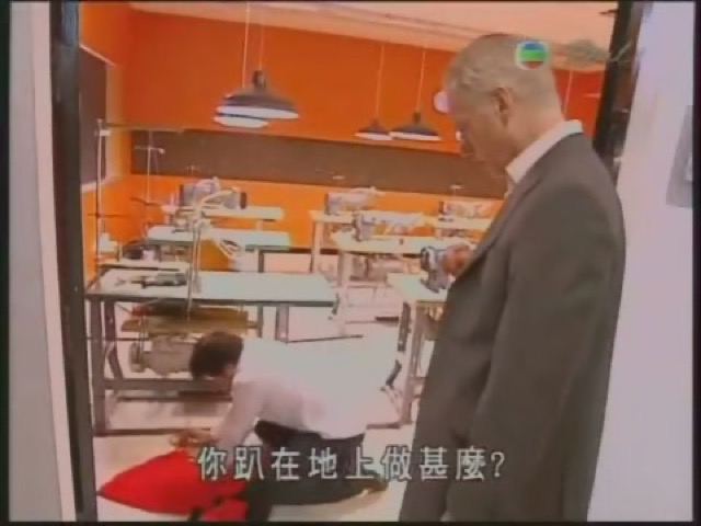 你趴在地上做什麼？