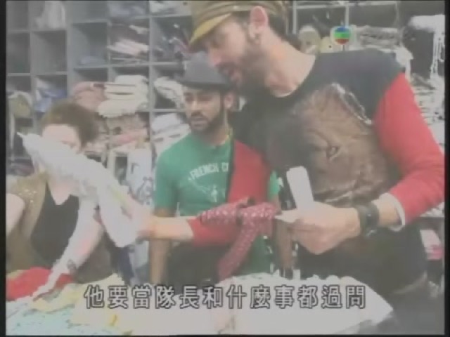 他要當隊長和什麼事都過問