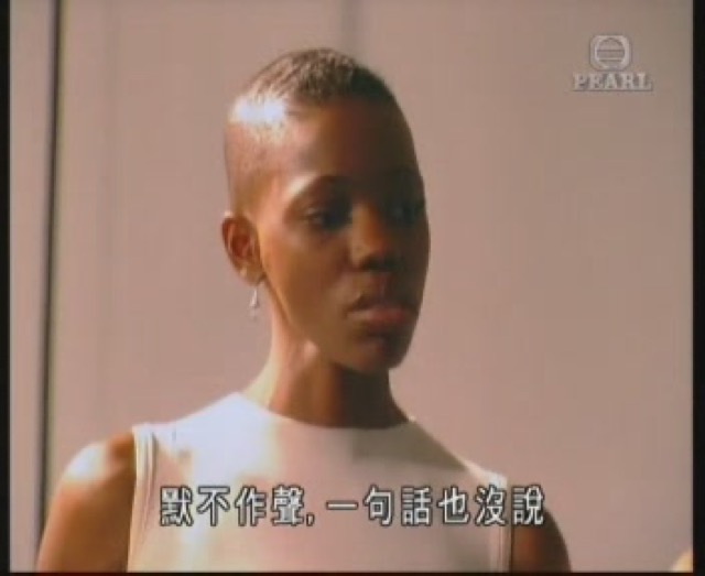 默不作聲，一句話也沒說
