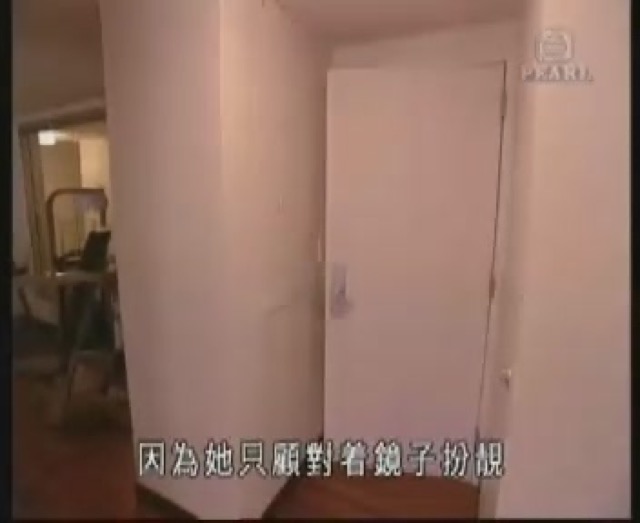 因為她只顧對著鏡子扮靚