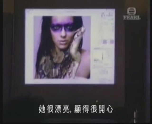 她很漂亮，顯得很開心