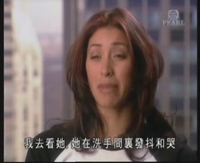 我去看她，她在洗手間裡發抖和哭