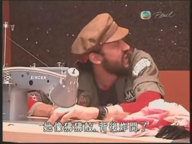 她像狒狒般，背後炸開了