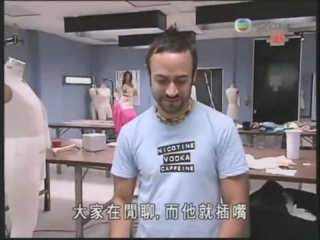 大家在閒聊，而他就插嘴