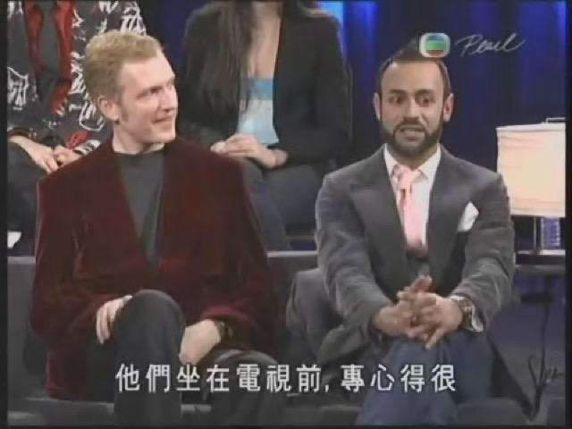 他們坐在電視前，專心得很